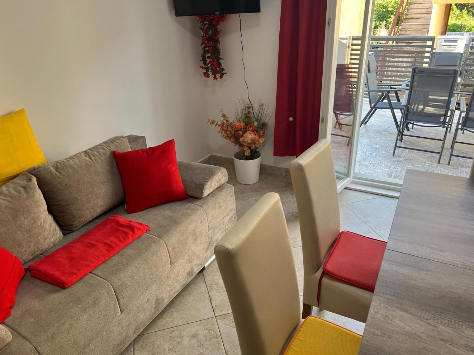 Apartments Milica Kaštela Kültér fotó
